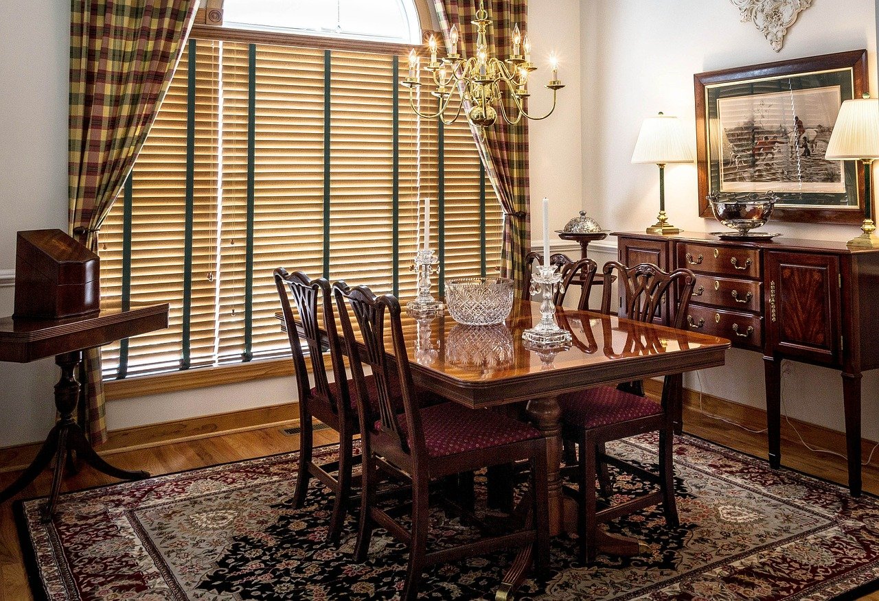 dining room with a carpet